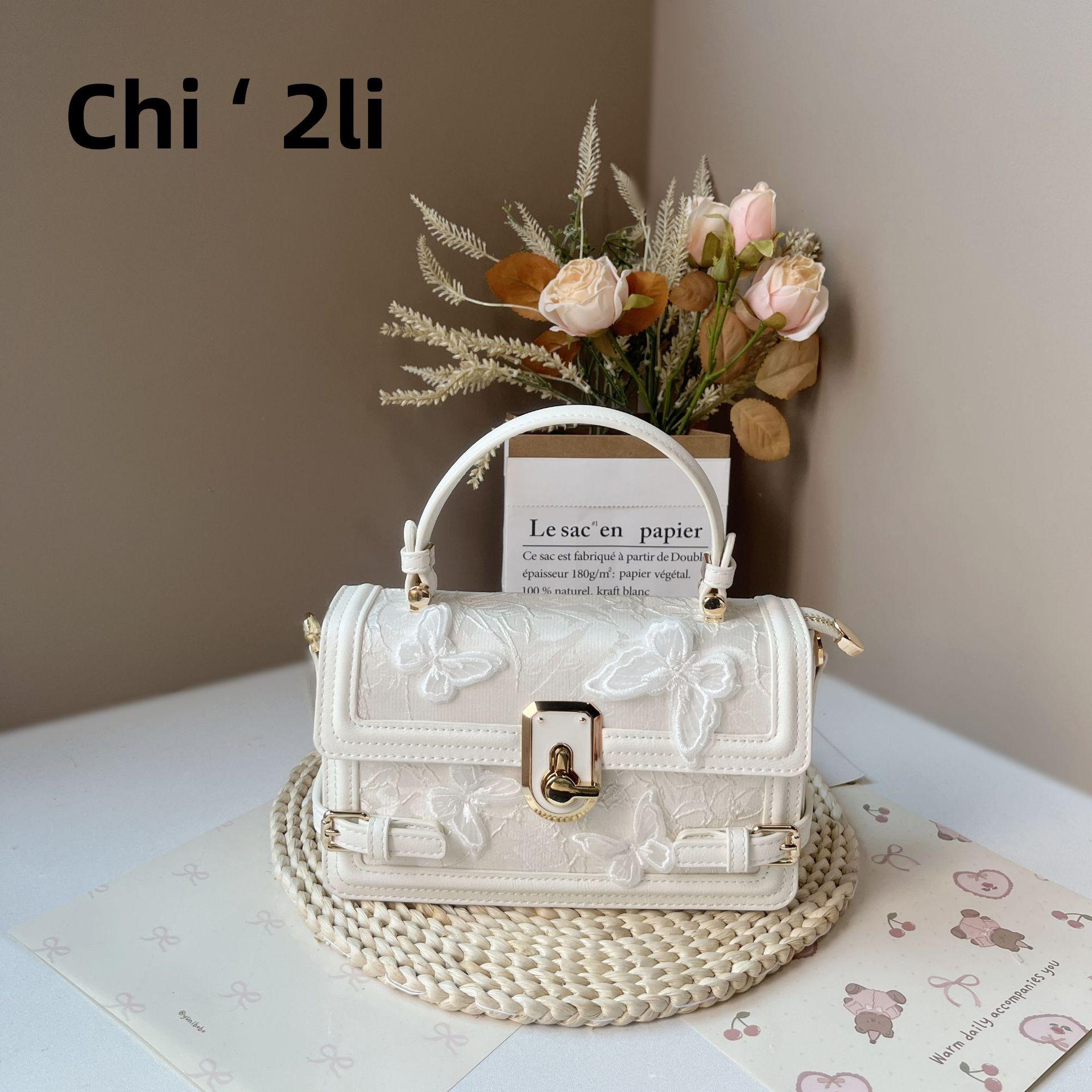 

Сумка-коробка с кружевом и вышивкой «Бабочка» 2024 г.: Высококачественная портативная и кроссбоди-дизайн слоновая кость