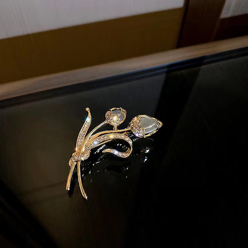 Exquisite Retro European & American Style Brooch: Unique Vintage Fashion Pin for Women - Elegant Oil Drop Design.