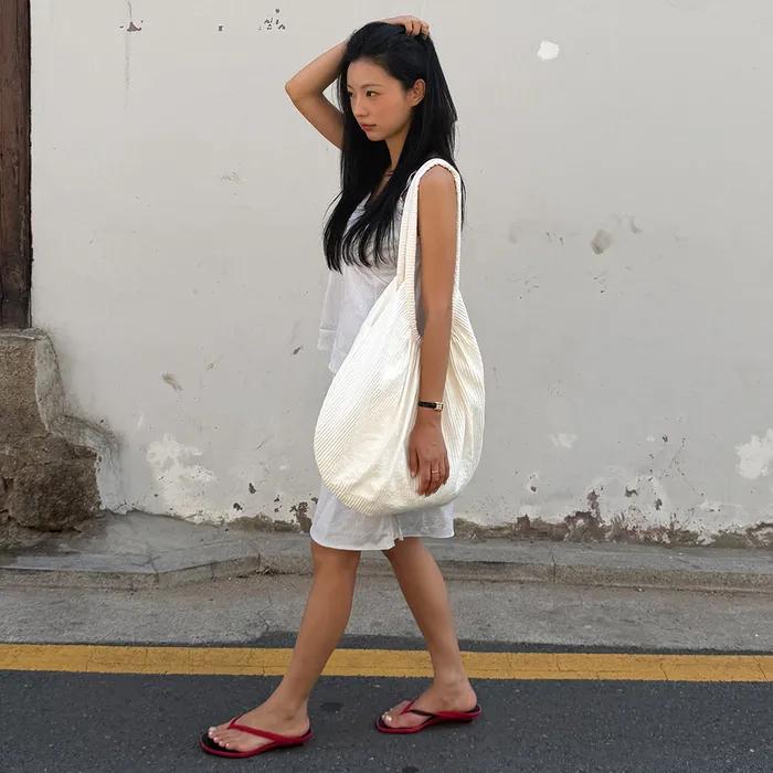 [Worn by Kyung-eun] Big Pleats Pot Bag - 2 Colors