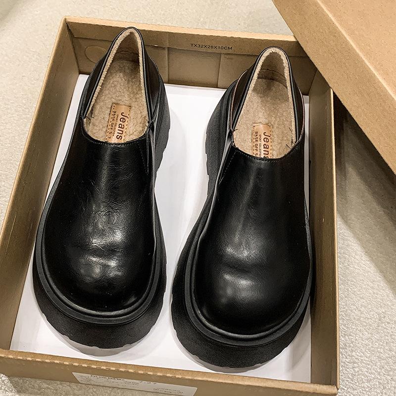 

Повседневная обувь на толстой подошве для женщин, утепленная бархатная женская обувь на осень и зиму, уродливые и милые мокасины с большим носком, маленькие кожаные туфли. 40 чёрный