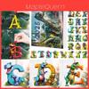 Kerstornamenten met dinosaurusletters en aftelkalender voor feestelijke decoratie en als cadeau.
