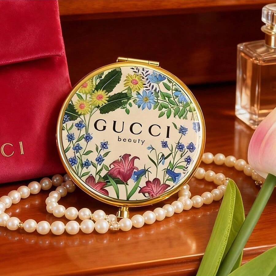 Gucci Beauty Floral Compact Mirror with Pink Satin Pouch розовый