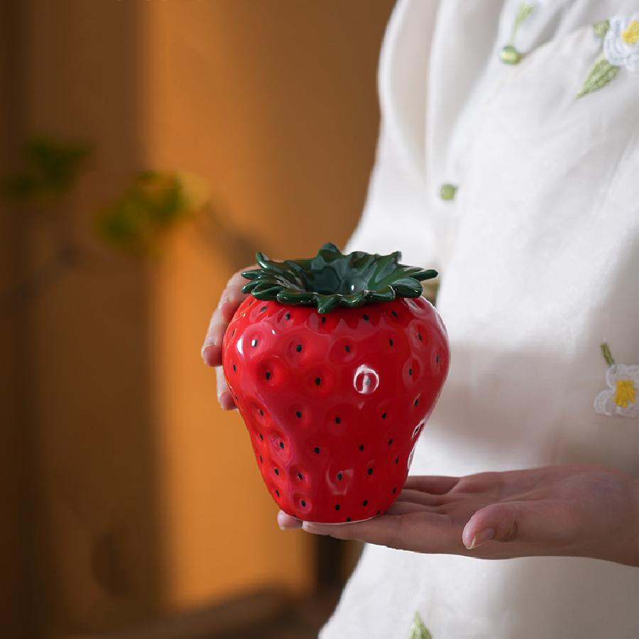 Strawberry ceramic ashtray ornament, creative and fashionable fruit with lid, windproof and fly proof