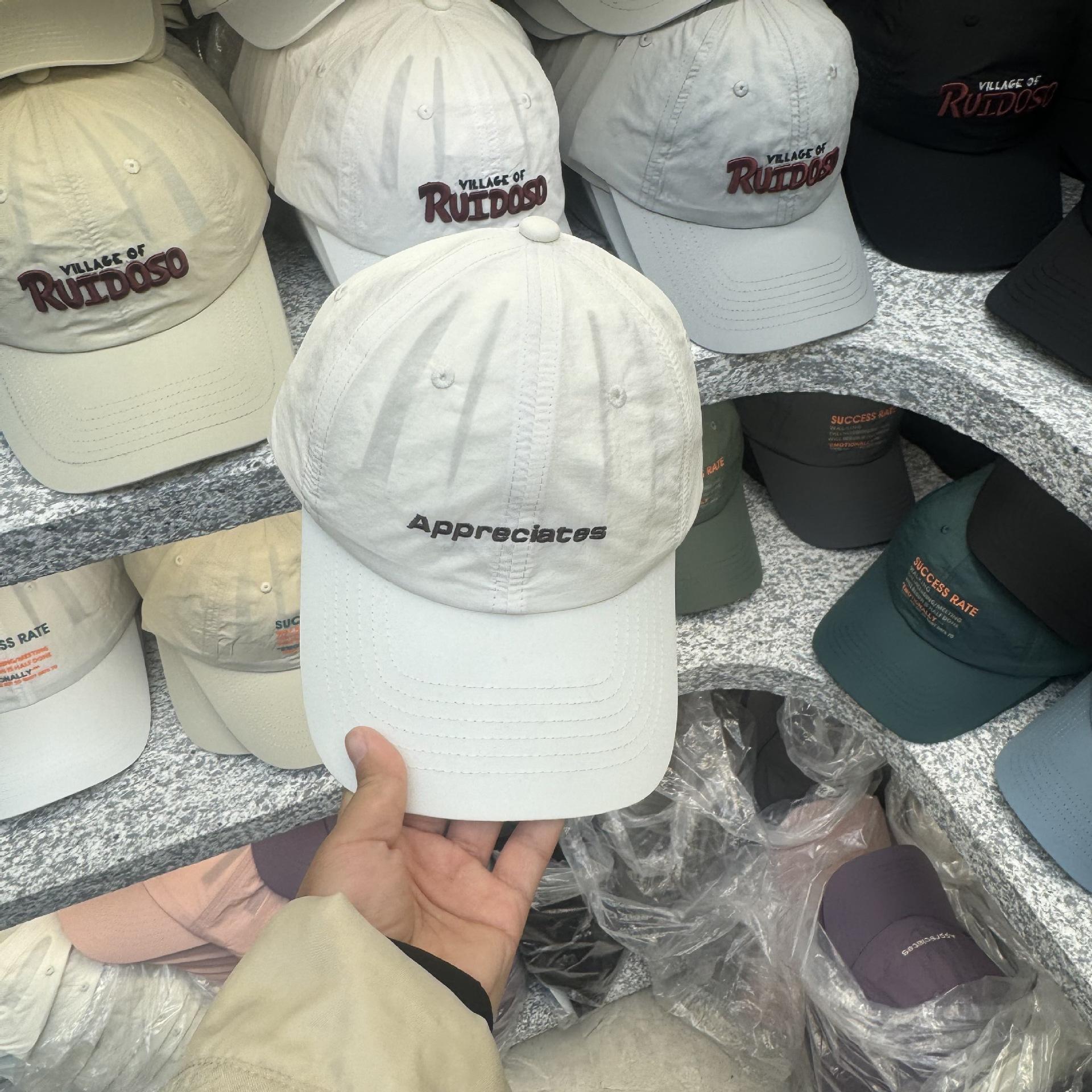 

Летняя легкая и дышащая быстросохнущая кепка женская корейская версия вышитые буквы мягкий верх солнцезащитный козырек бейсболка мужская маленькая Adjustable белый