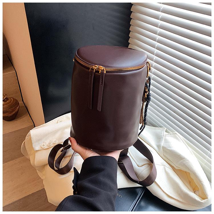 

Поступают новые осенне-зимние сумки, и нишевые кроссбоди, сумки-ведра и на плечо представлены в разных стилях. кофейный