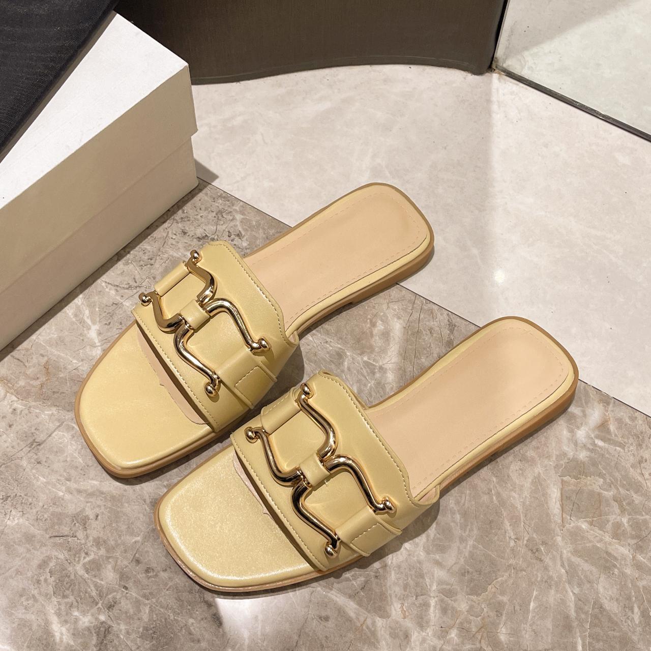 

Модные женские шлепанцы летом 2025 года Металлические плоская подошва Носить Новая мода Квадратный носок Уличные балетки Женская обувь Модные 43 жёлтый