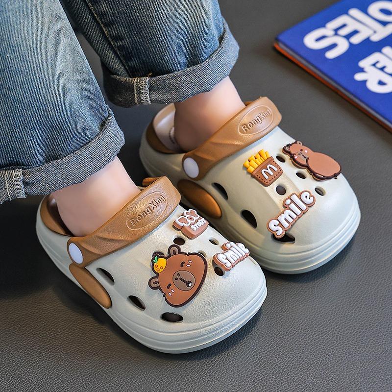 Capybara-Themed Kids' Clogs (Hole-Punch Sandals) - New Unisex Children's Slippers with Ultra-Soft "Step-In-Feel" for Indoor Anti-Slip Home Wear