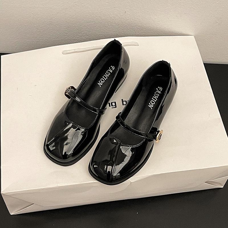 

Red fashion French small fragrant style women s small leather shoes spring and summer new low-heeled evening breeze skirt Mary Jane shoes 35 чёрный
