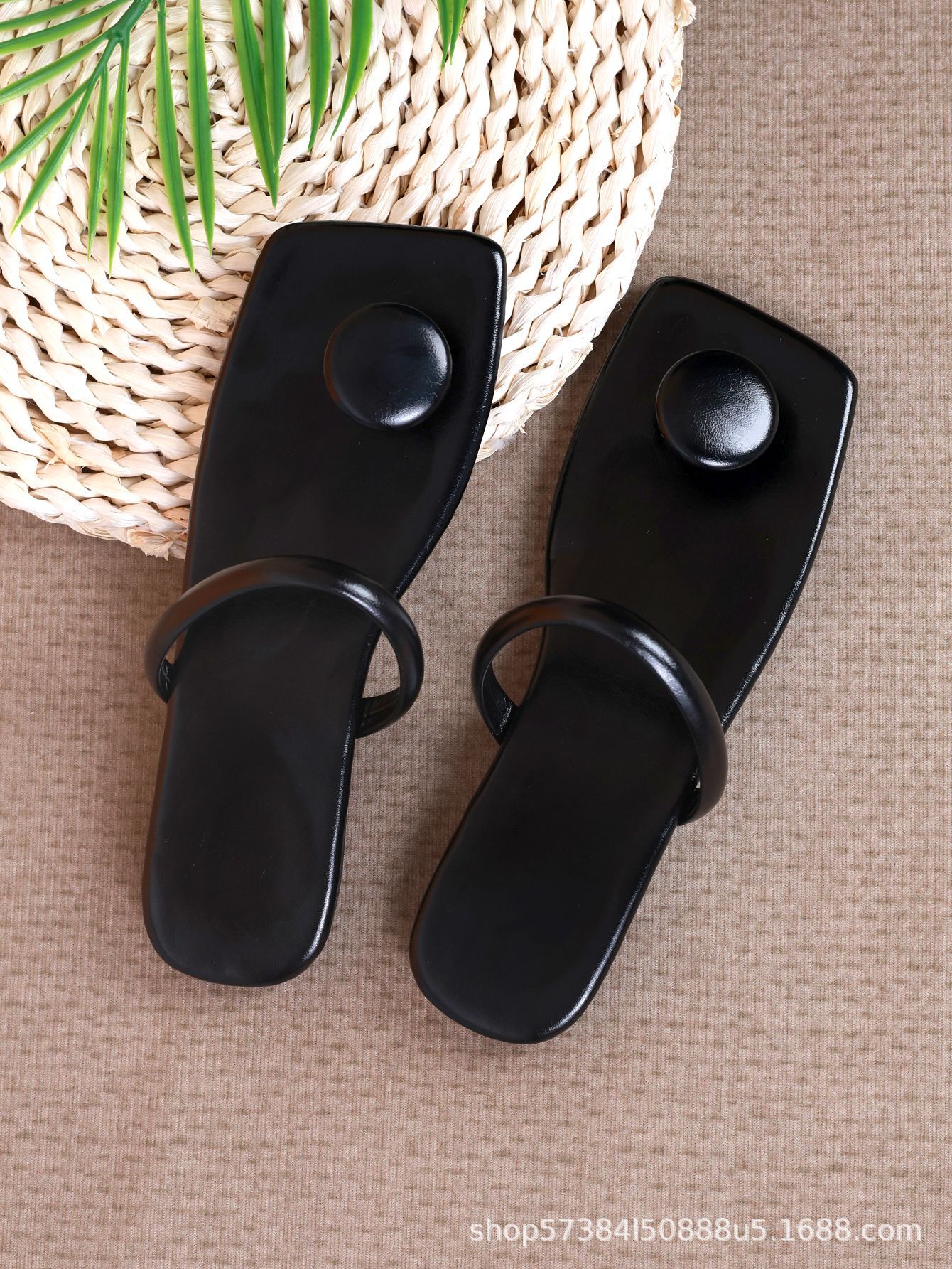 

Независимая станция квадратная голова однословные шлепанцы на плоской подошве новые европейские и американские больших размеров для улицы с открытым носком пляжные сандалии 36 чёрный