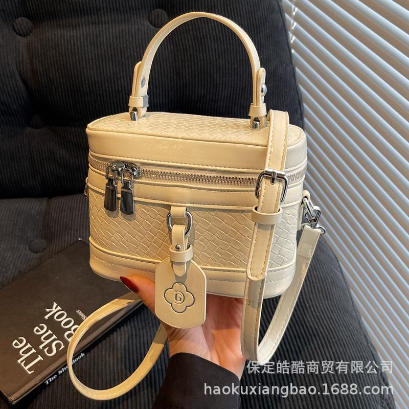 Super hot small bag women's summer versatile 2025 new fashion shoulder messenger bag popular this year bucket bag