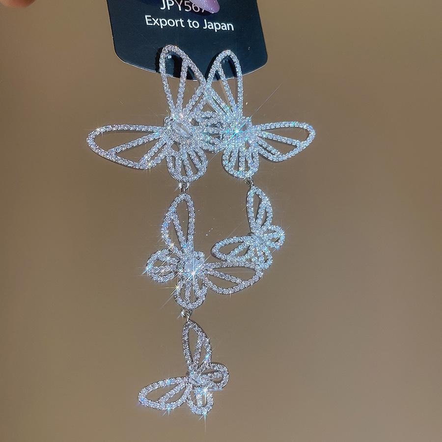 Kwiatowe Perłowe Srebrne Kolczyki Kwadratowe z Diamentami: Elegancka, Wszechstronna Biżuteria dla Słodkiego i Delikatnego Wyglądu.