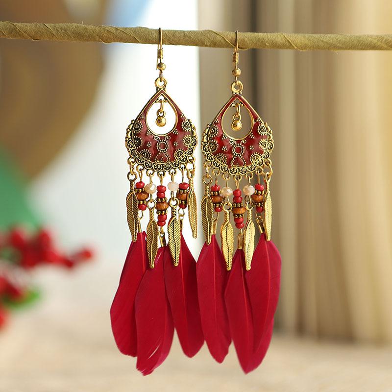 Modische Bohème-Ohrringe mit langen Federn für Damen, Ethnische Vintage-Blattperlen, Ohrringe aus Metall in Goldfarbe, Schmuck für Urlaubs- und Party-Anlässe