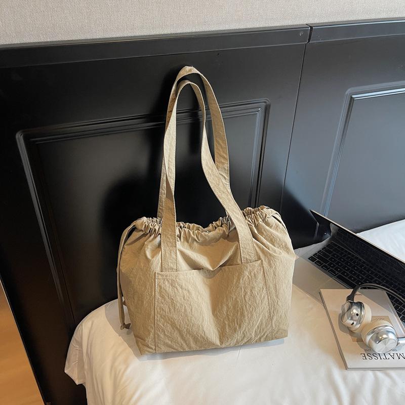 

New foreign style texture simple fashion trend bucket bag 2025 summer casual niche women personalized shoulder bag хаки