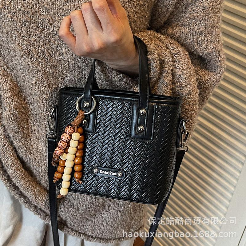 This Year's Popular Bag Women's 2025 New Autumn and Winter Retro Niche Design Messenger Bag Korean Version Bucket Bag