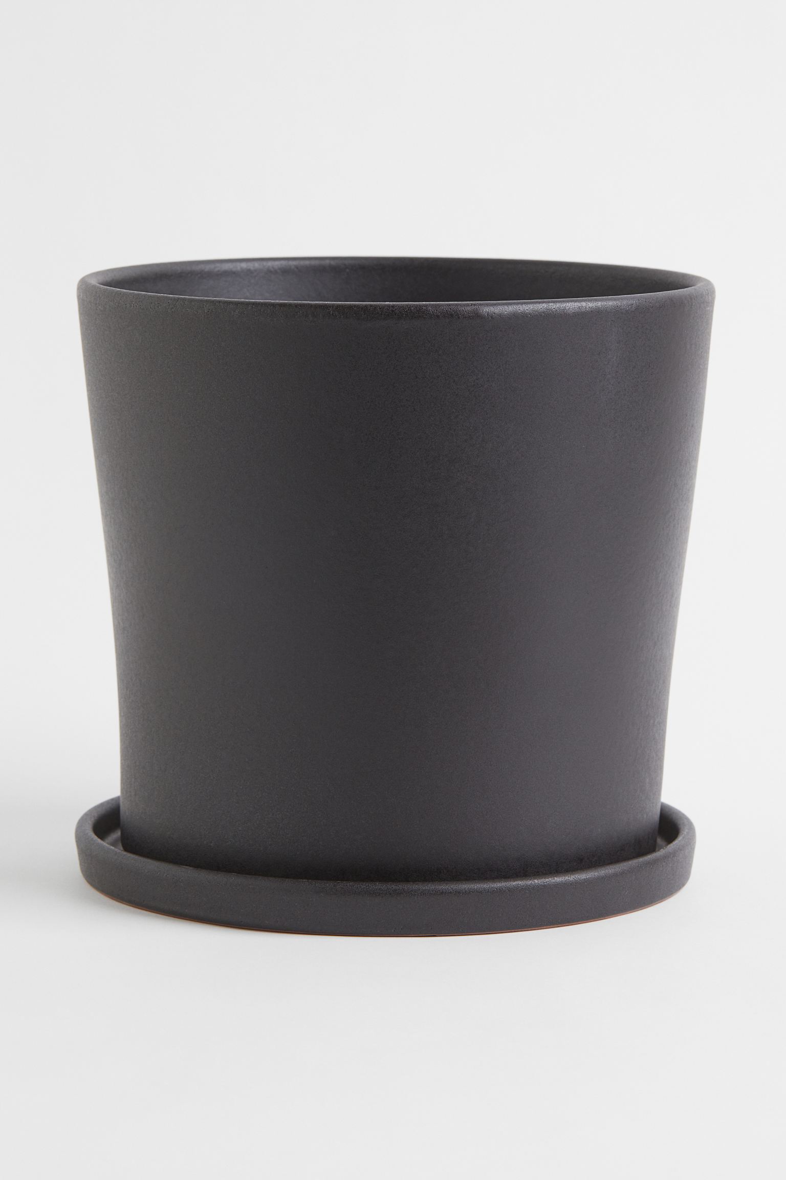 

Большой горшок для растений и блюдце