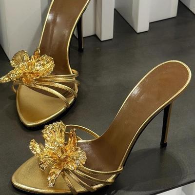 2025 nuevas flores metálicas de verano sandalias de moda francesas impresionantes tacones altos de aguja para mujer sandalias negras zapatillas