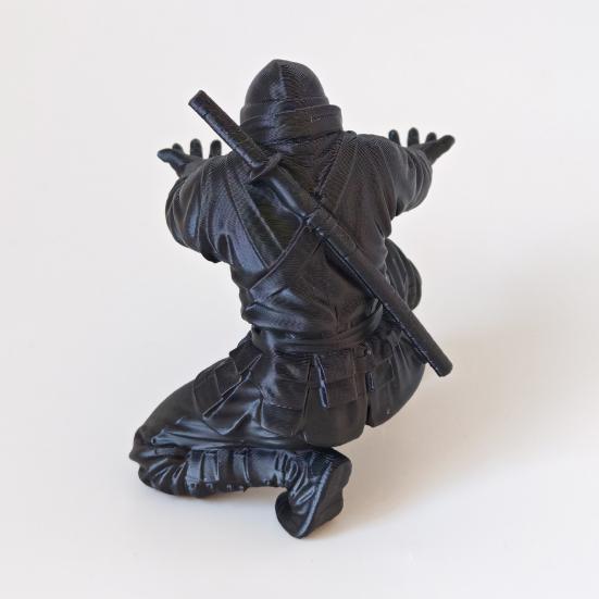 Portalápices Ninja Decoración de Escritorio Portalápices Ninja Arrodillado Soporte para Bolígrafos Impreso en 3D Genial Regalo para Adolescentes Niños Adultos Accesorio de Escritorio de Oficina