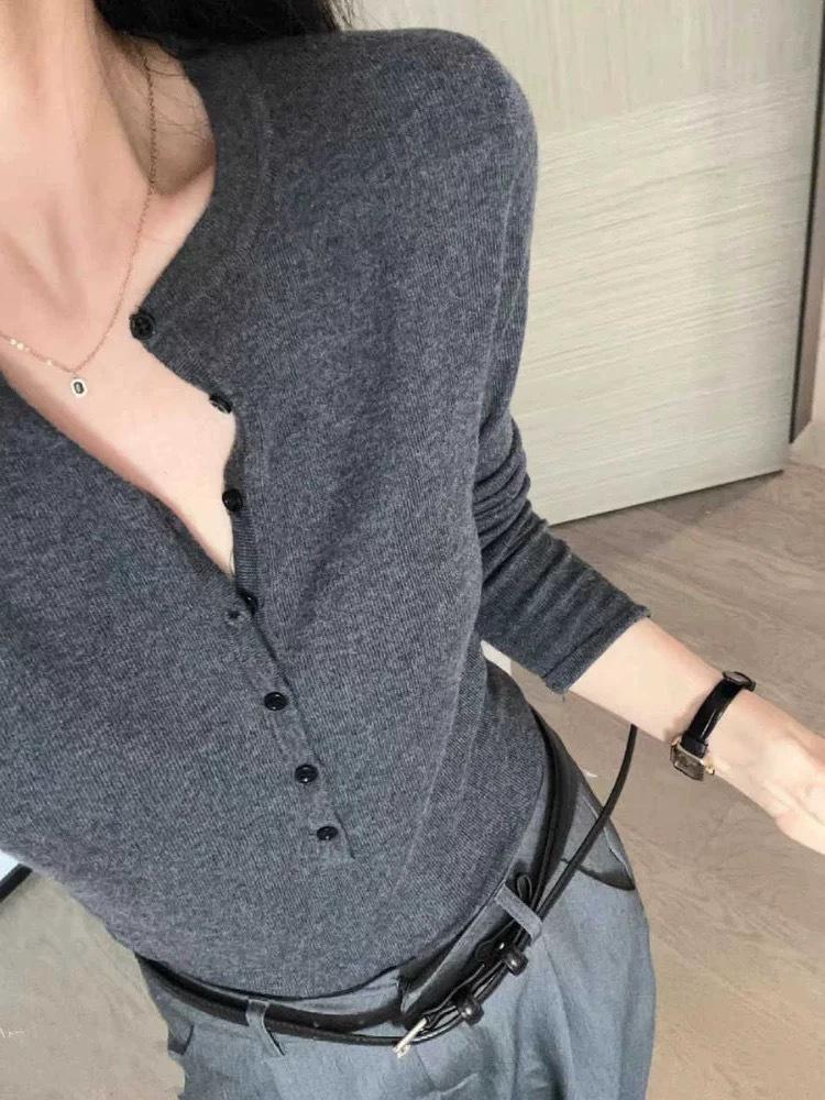 Luxury Women's Fine Wool Slim Fit V-Neck Knitwear Top, Elegant Old Money Style, Perfect Shoulder Fit, Stylish Base Layer.