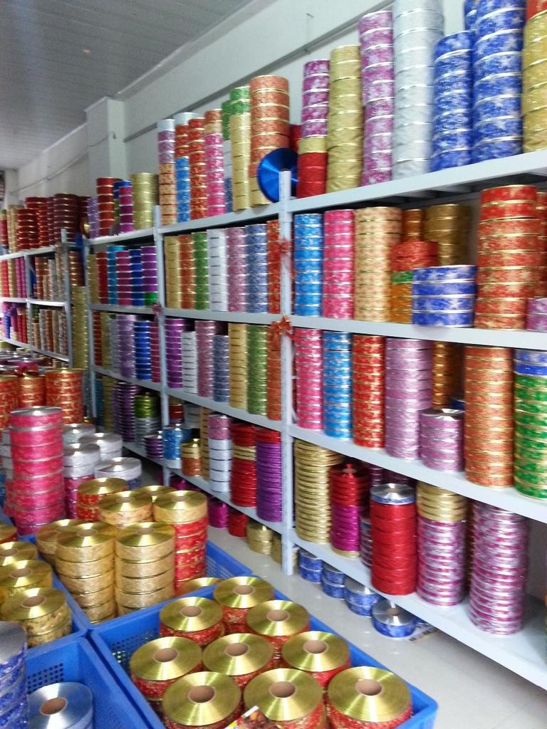 Elegant 2 Meter Red Velvet Gold Edged Ribbon For Holiday Gift Wrapping And Decor