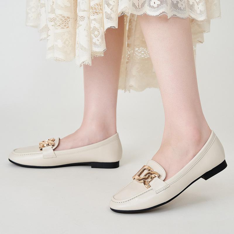 New Women Flat Shoes Metal Decoration Leather Casual Shoes Girl Fashion Slip-on Loafers