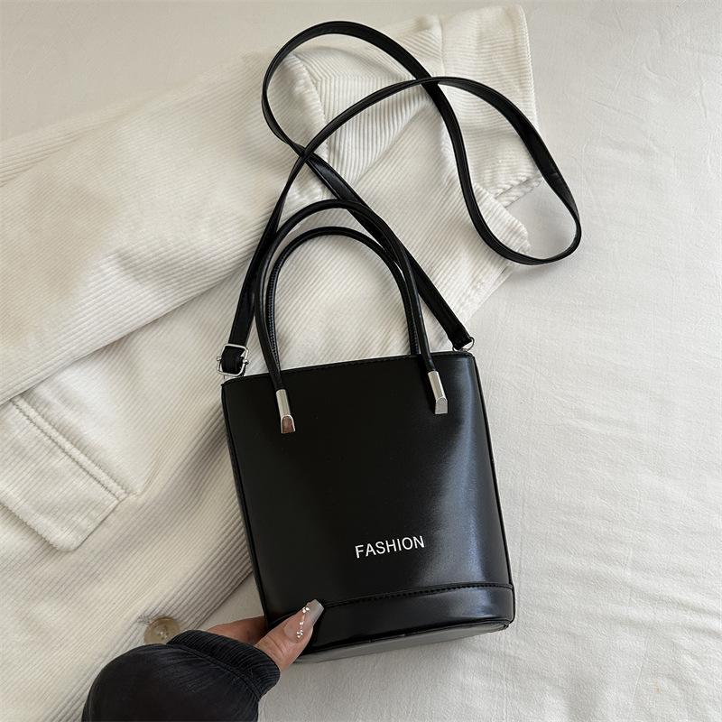 

2025 autumn fashion bucket bag women s niche design new shoulder bag simple temperament commuter hand carry messenger bag