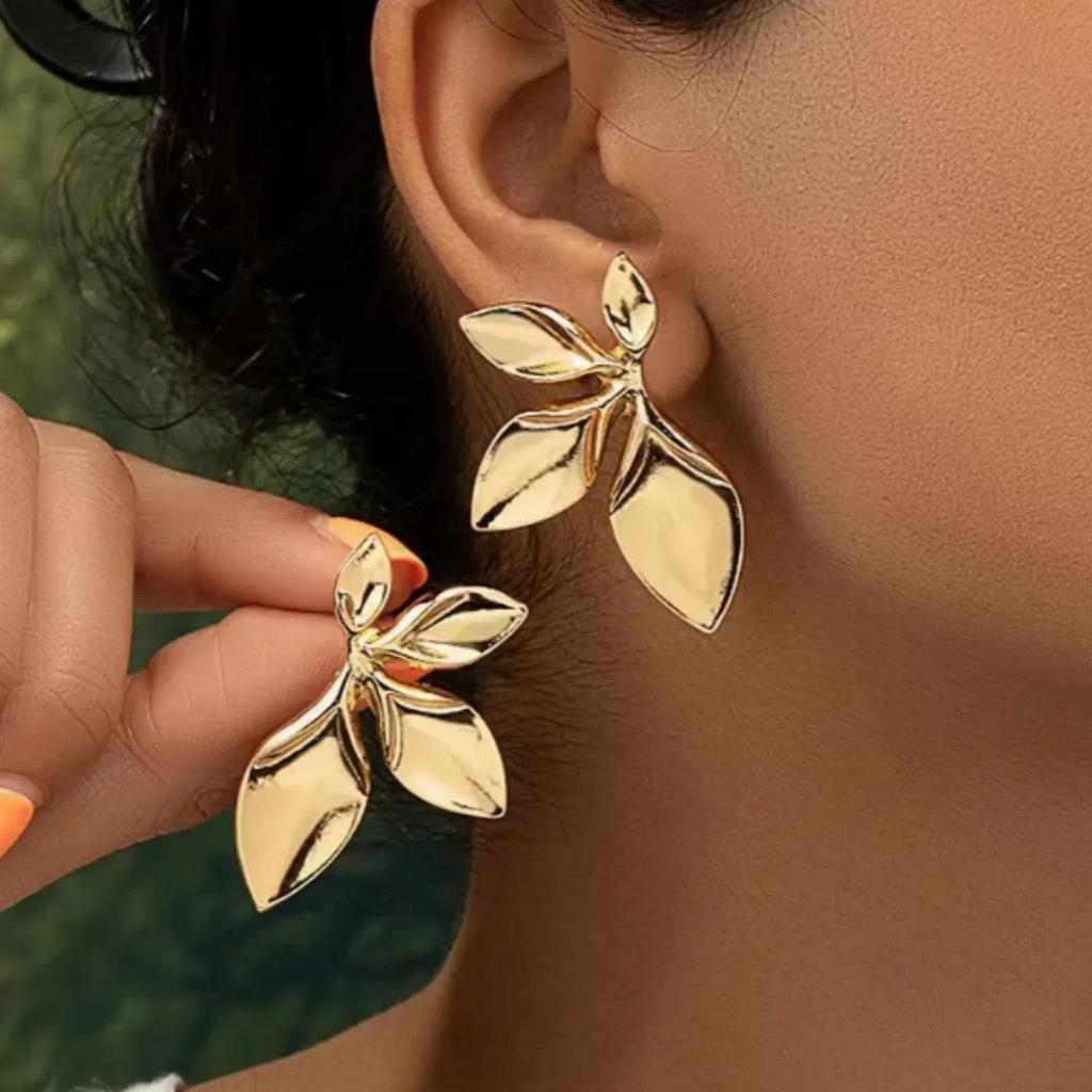 Gold-Plated Leaf Stud Earrings: Modern, Smooth Copper Design with a Cool, High-End Feel