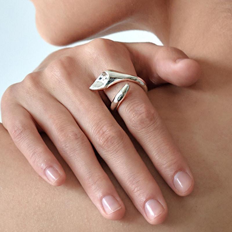 Stilvoller minimalistischer geometrischer Ring für Frauen mit einzigartigen Ins-Modeelementen