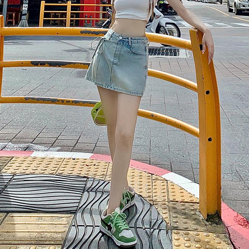 Jugendliche und Schlankmachende Hellblaue Shorts High-Waist Falscher Zweiteiler Designgefühl Rock Hose Träger Unregelmäßig Ms. Sommermode Denim Kurzrock