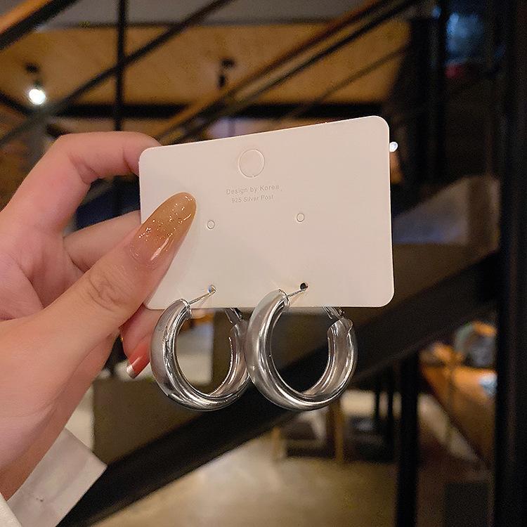 

Серьги-пусеты из матового металла с текстурой шлифованного круга, легкая роскошь, высокий класс, металлический ветер, серьги с холодным ветром, модные темпераментные серьги для женщин