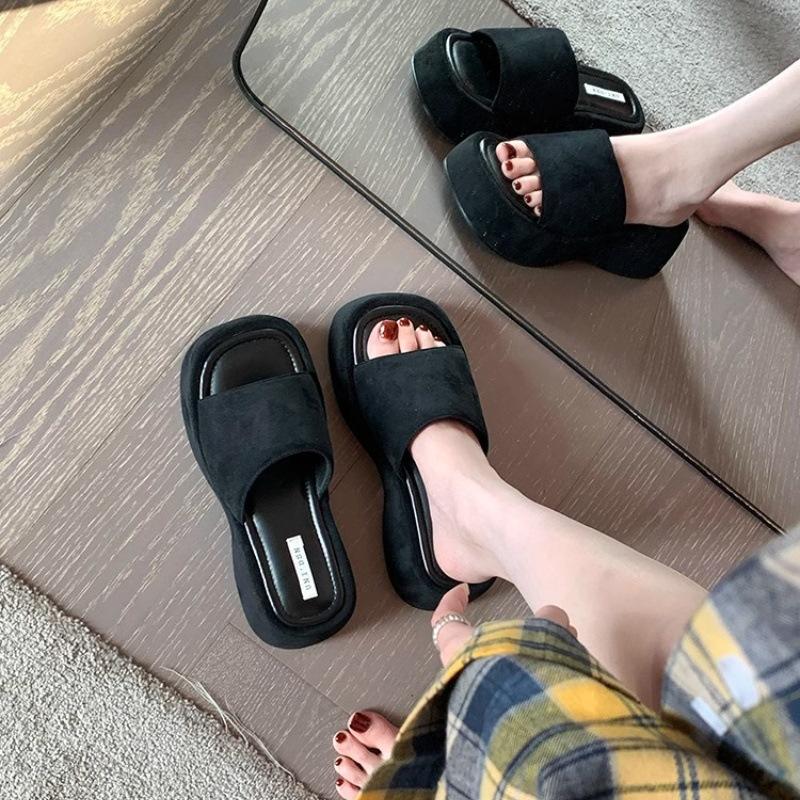 Thick-soled one-word drag women's summer wear 2025 new design sense niche muffin shoes dopamine open-toed cool slippers women