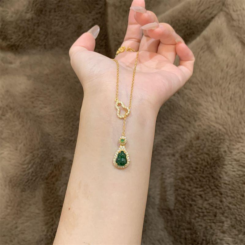 Retro High-End Diamond-Inlaid Hollow Gourd Choker Necklace for Women – Versatile Light Luxury Fashion Clavicle Chain