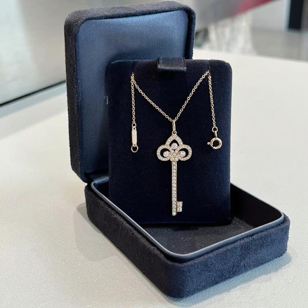 Naszyjnik z zawieszką w kształcie klucza inkrustowaną diamentami dla kobiet - Elegancki kryształowy naszyjnik w kształcie klucza, Modny błyszczący dodatek