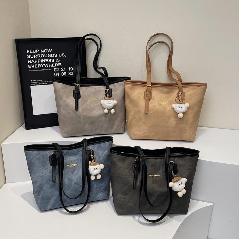 Niche high-end design tote bag large-capacity commuting leisure texture shoulder messenger bag pendant bag