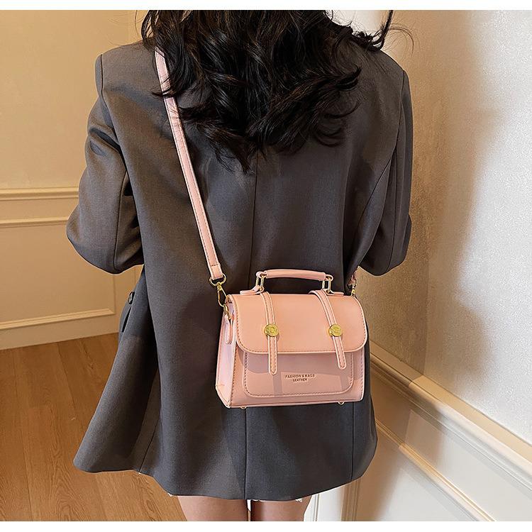 Korean Fashion Retro Crossbody Bag: Trendy Lightweight Shoulder Handbag for Women