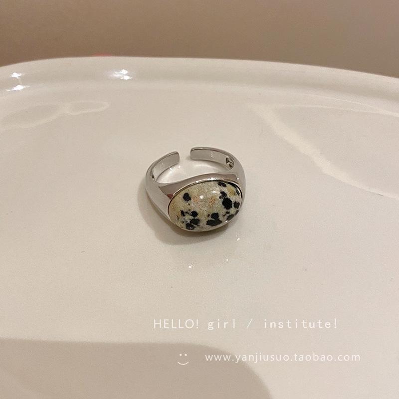 

Retro Natural Stone Adjustable Women s Ring - Elegant High-End Design for Autumn/Winter