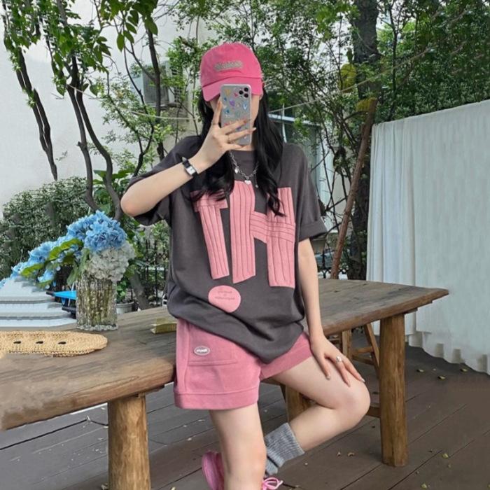 

Новый летний спортивный комплект для отдыха, женский свободный, удобный, с короткими рукавами, шорты, комплект из двух предметов M розовый