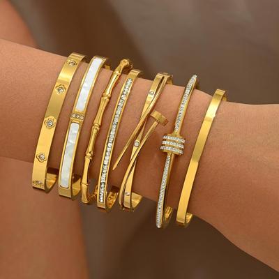 Edelstahl Gold Armband Set: Diamantbesetzte Nägel & Kleeblatt-Goldarmreifen