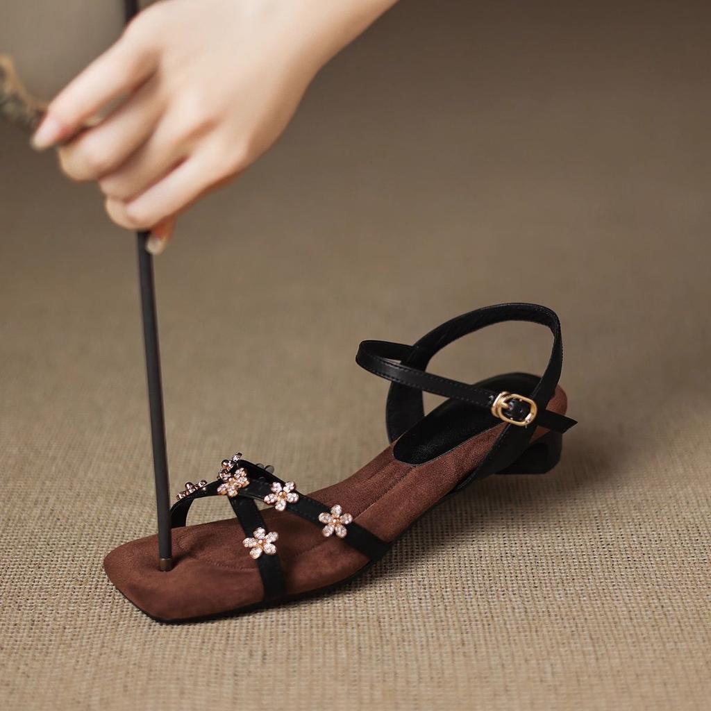 2025 new small sandals for women's summer outer wear, feeling of stepping on shit, low heels, sweat-absorbing soft soles, not tired feet, thin str