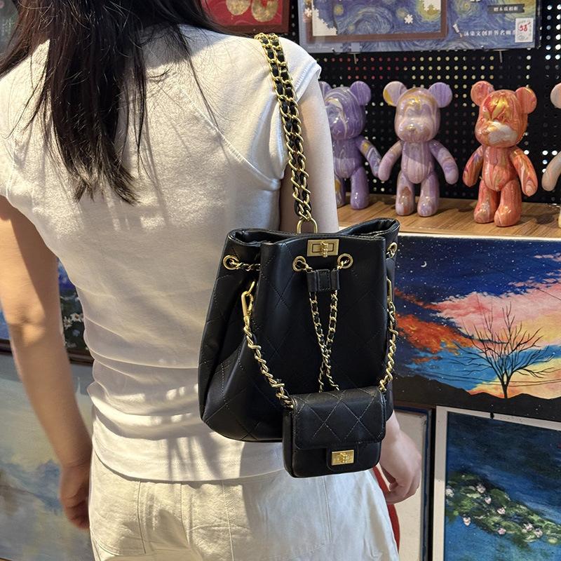 Sheepskin Backpack 2025 New Diamond Chain Bag Casual Versatile Leather Large Capacity Bucket Bag Women