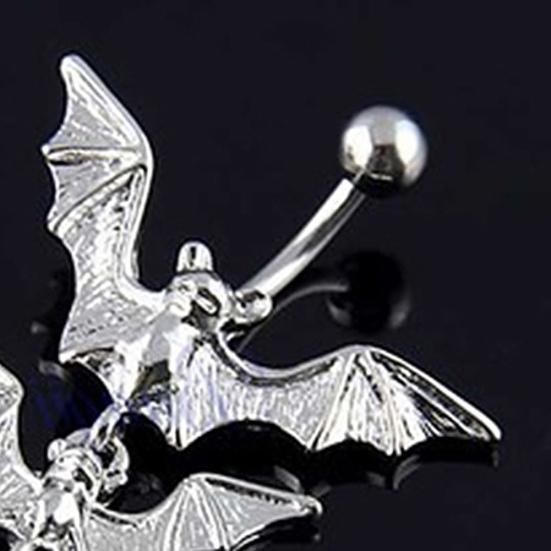 Pipistrelli volanti punk penzolano il bilanciere, anello per ombelico, anello per ombelico, piercing per il corpo
