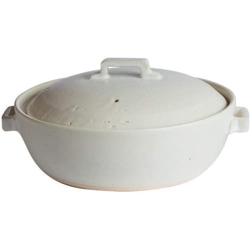 

This modern, white, Western-style earthenware pot, made of Banko ware, is size 9 and serves 4-5 people. It has a 29cm diameter and a 2800ml capacity.