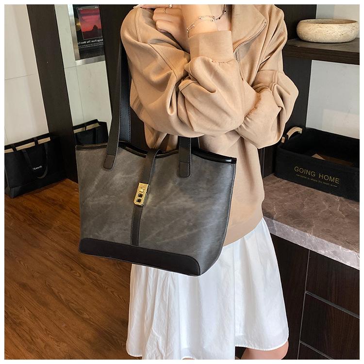 Women’s New Casual Retro Large-Capacity Commuter Shoulder Bag Color Block Armpit Tote Bag