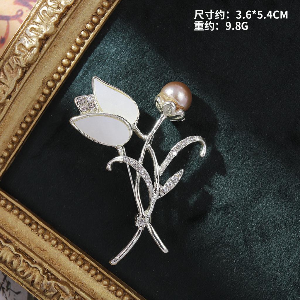 Nische High-End-Legierung Strass Brosche Mantel Corsage Perle Pin Mode Kleidung Zubehör