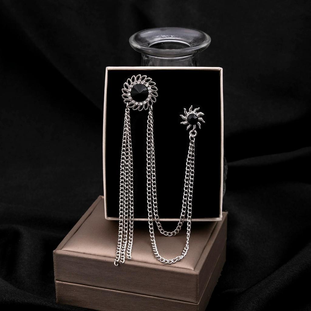 Spilla con Nappa Stile Cinese da Uomo con Design a Nota Musicale di Chitarra e Intarsi di Strass