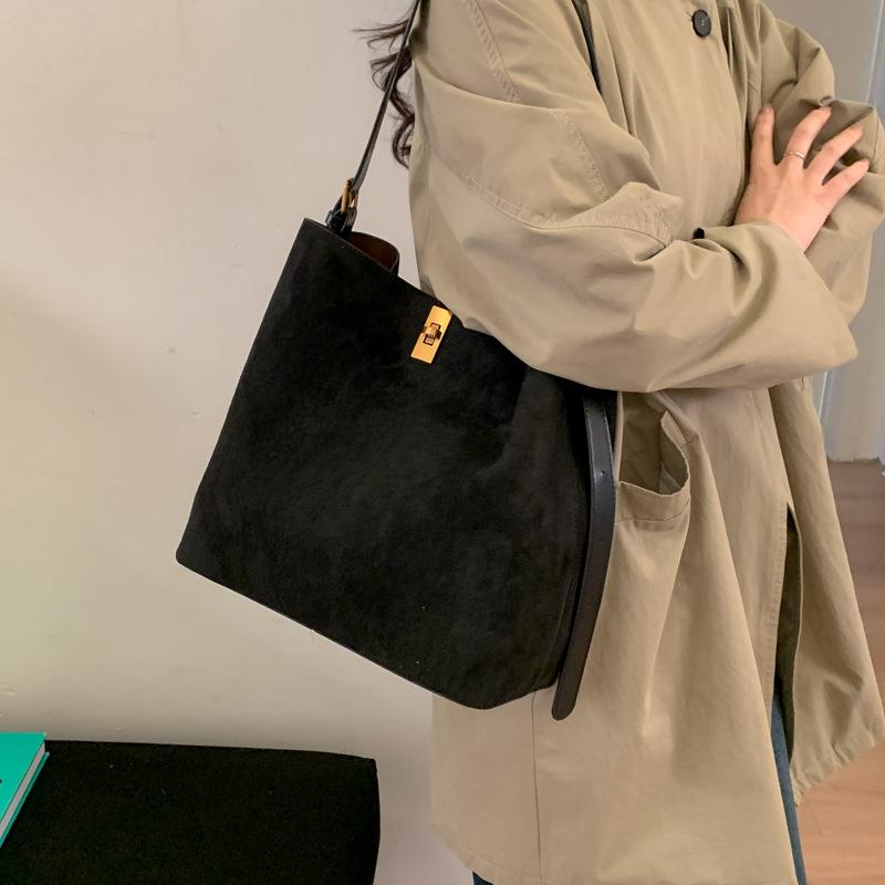 Casual Shoulder Bucket Bag Fashionable Simple Retro Large-capacity Bag Women's 2025 New Commuter Versatile Messenger Bag