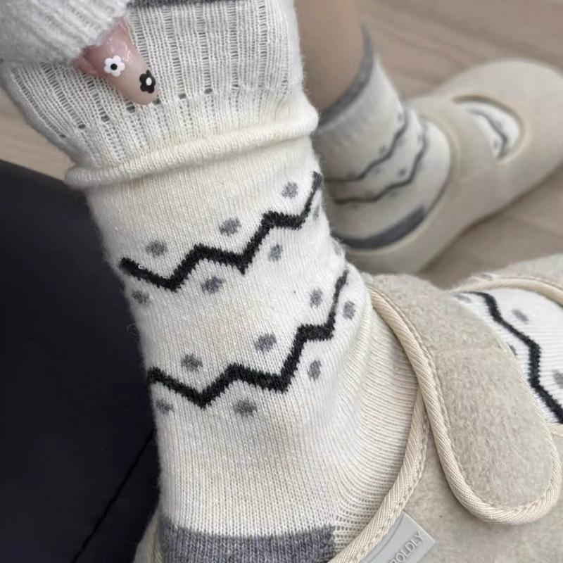 

Contrasting Color Retro Wave Wool Socks Children S Polka Dot Medium Tube Socks Keep Warm With Boken Shoes Stacking Socks One size fits all молоко, білий колір