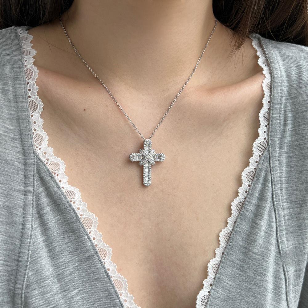 Cross Europe S625 Sterling Silver Women's Necklace, Luxurious Diamond Cross Pendant, Fashionable Clavicle Chain.