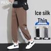 Pantalon de jogging ajusté en soie glacée pour homme