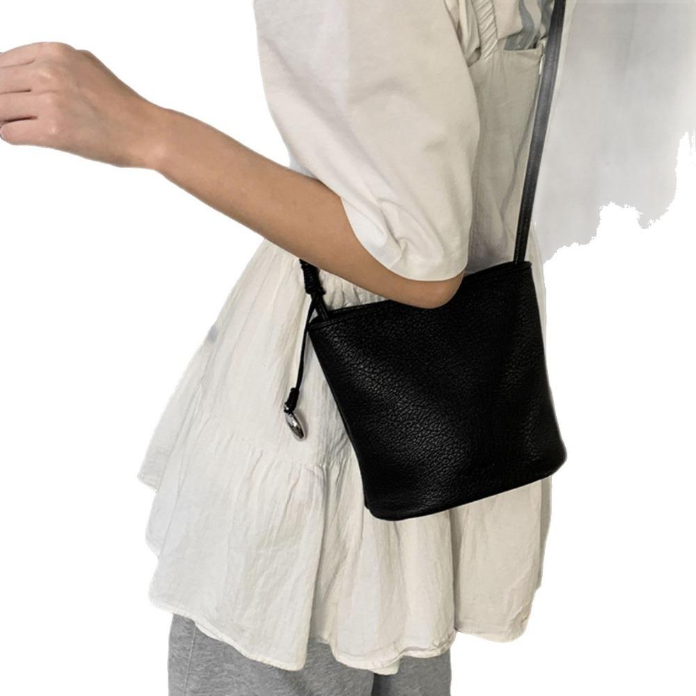 Versatile ins small bag women's 2025 new trendy spring and summer fashion simple bucket bag casual commuter messenger bag