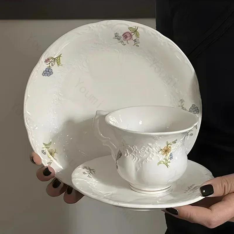 Vintage francouzské kávové šálky, luxusní odpolední čaj, keramický kávový šálek a sada talířů, vynikající nádobí pro domácnost